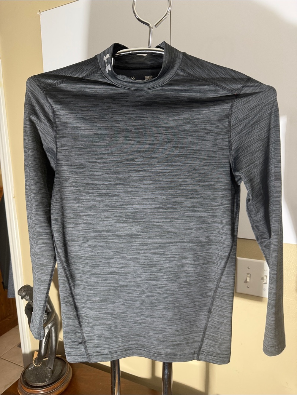 Under Armour Men’s Long Sleeve Heather Black-Gray Performance Top